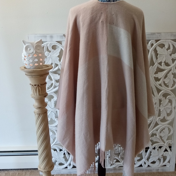 SOIA&KYO OSFA Soft Stylish Wrap Cover Tan/Cream Color Fashionable Fall 🍂 Attire - Picture 9 of 14